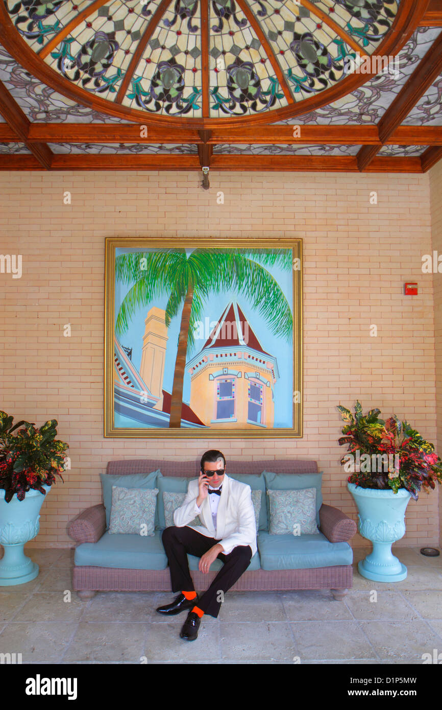 Florida Key West Florida, Keys Duval Street, Southernmost House Key West Historic Inn, Eingang, Mann Männer Erwachsene Erwachsene, weiß, Anzug, Smoking, sitzen sitzen sitzen Stockfoto