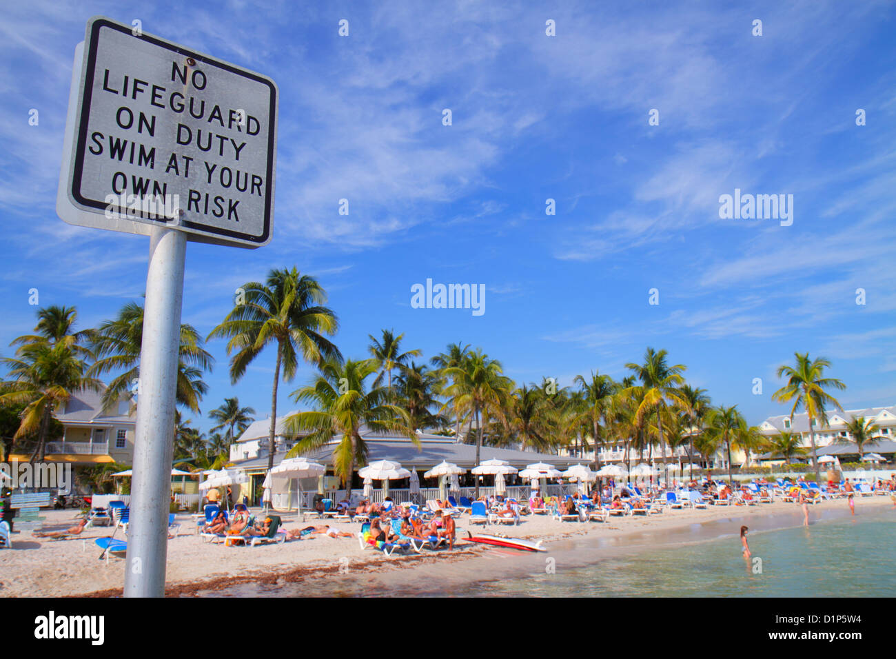 Florida Key West Florida, Keys Duval Street, South Beach, öffentlich, südlichste, Sonnenanbeter, Palmen, Wasserschild am Atlantik, Logo, kein Rettungsschwimmer im Dienst Stockfoto
