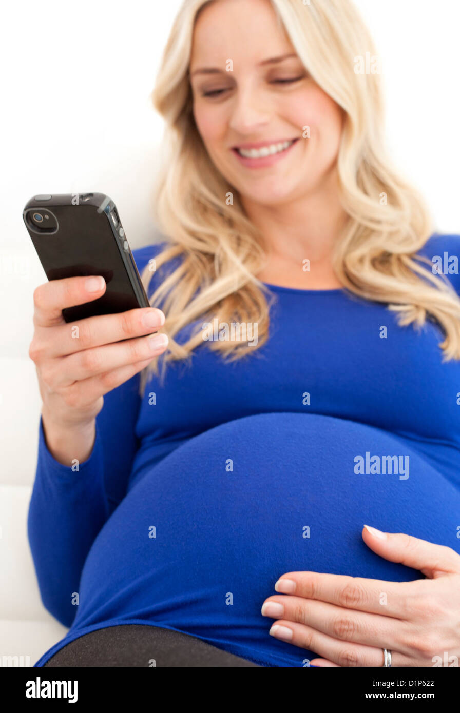 Schwangere Frau mit dem Handy telefonieren Stockfoto