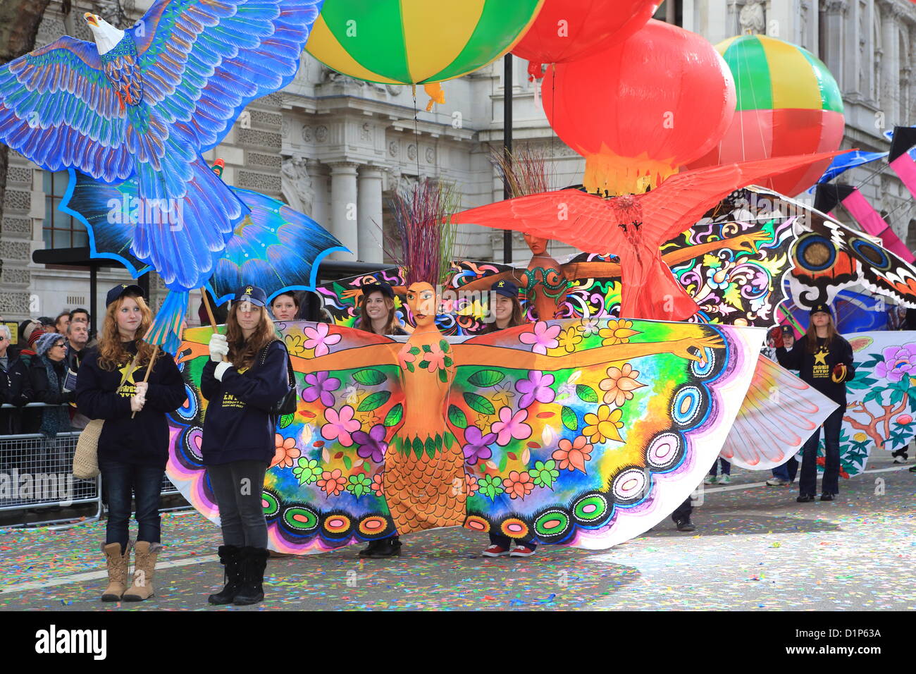 Darsteller in der Londoner New Year es Day Parade 2013 beim Finale in Whitehall, England, UK Stockfoto