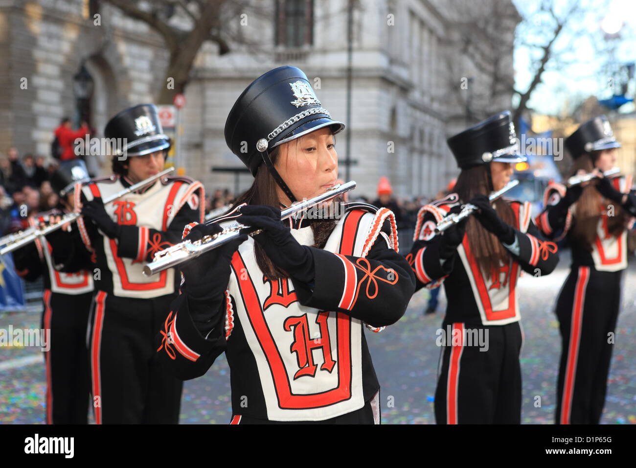 Darsteller in der Londoner New Year es Day Parade 2013 beim Finale in Whitehall, England, UK Stockfoto