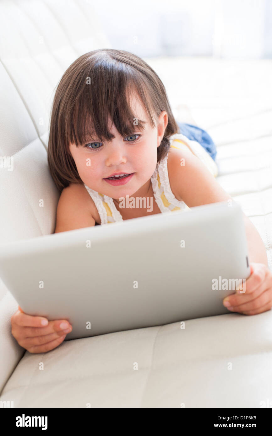 Kleinkind mit einem Tabletcomputer Stockfoto