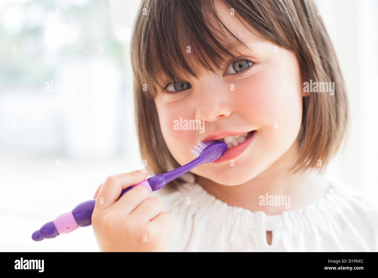 Kleinkind, ihre Zähne zu putzen Stockfoto