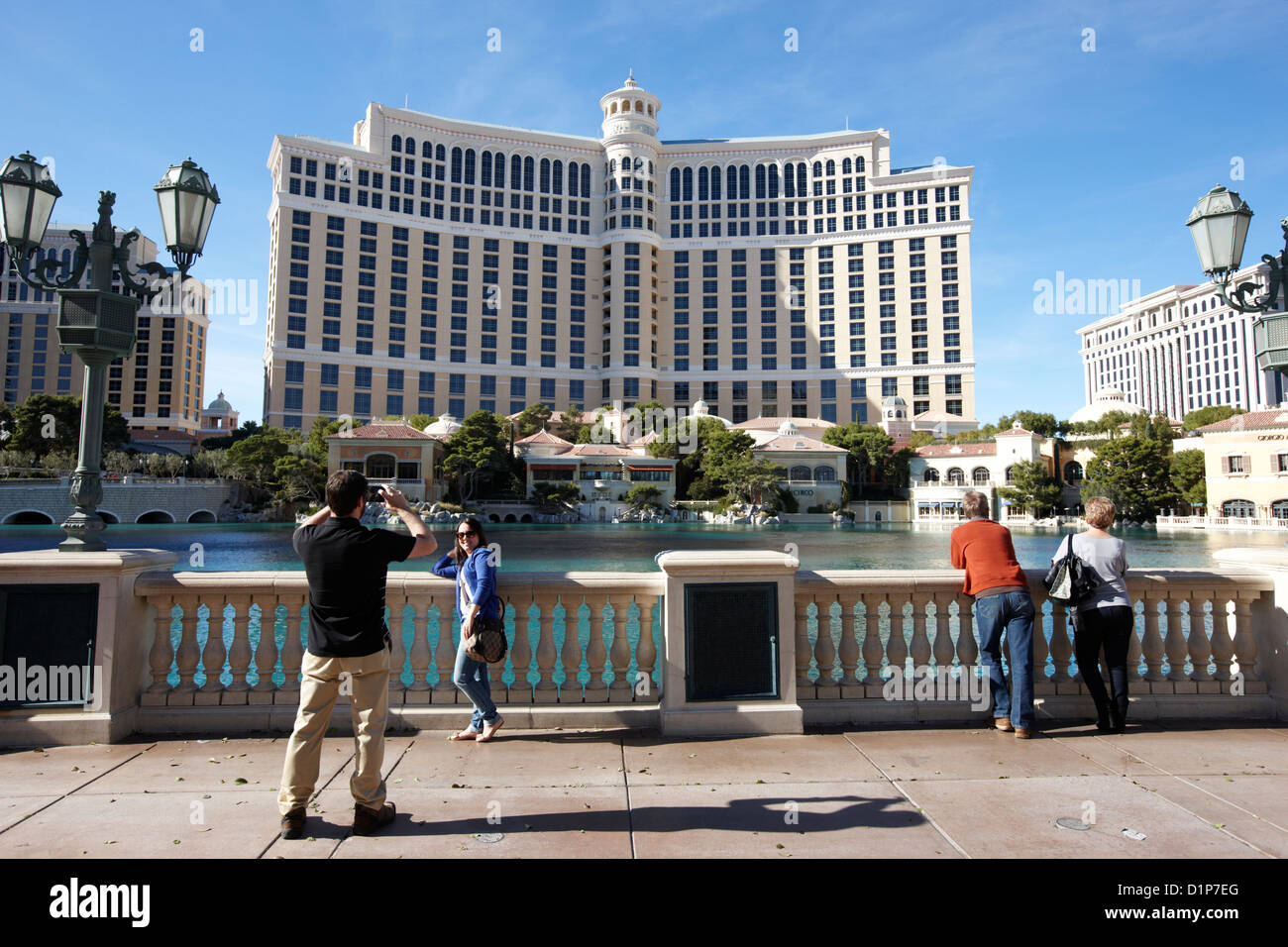 Touristen auf dem Las Vegas Boulevard vor dem Bellagio Hotel und Casino Las Vegas Nevada, USA Stockfoto