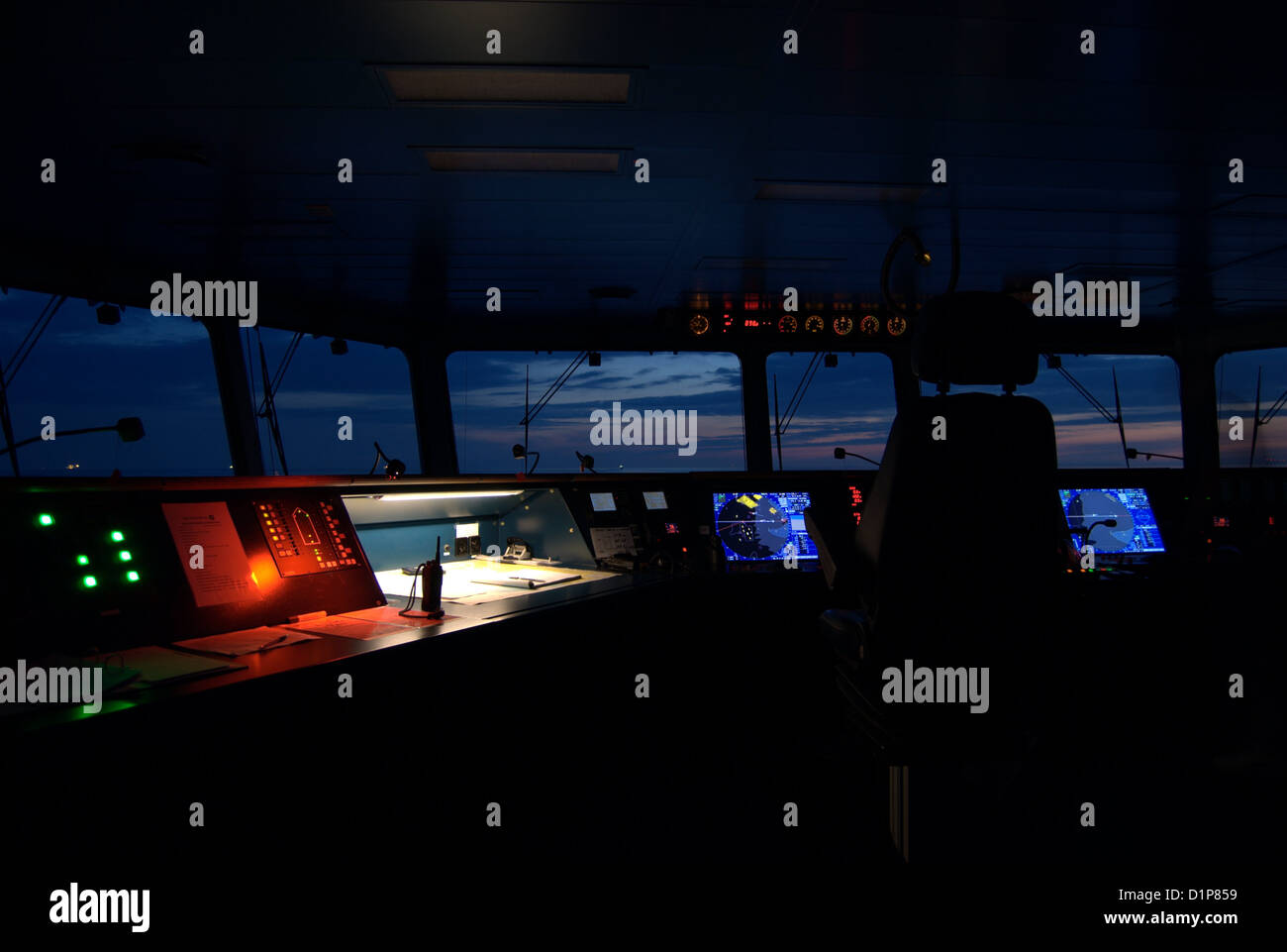 Ansicht von der Brücke auf Seatruck Performace während des Sonnenuntergangs in der irischen See segeln von Heysham nach Dublin Stockfoto