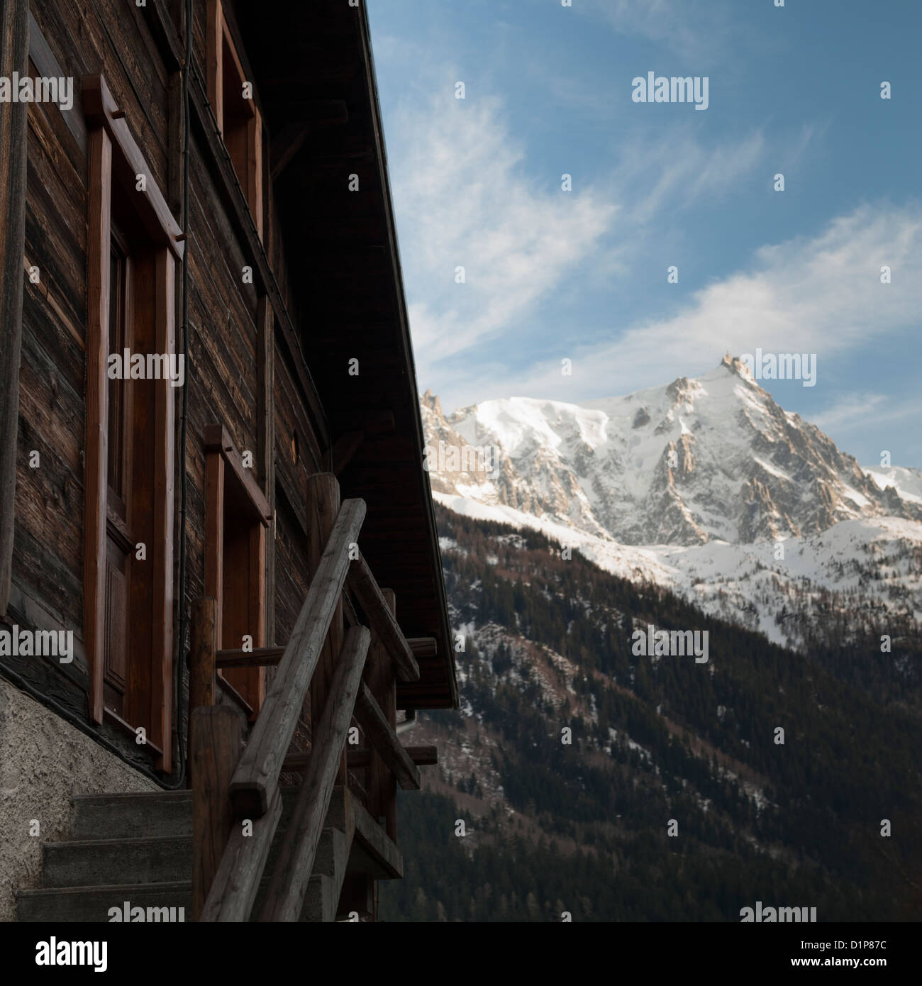 Chalet in Les Praz mit dem Aiguille Du Dru-Berg im Hintergrund, Chamonix, Rhone-Alpes, Frankreich Stockfoto