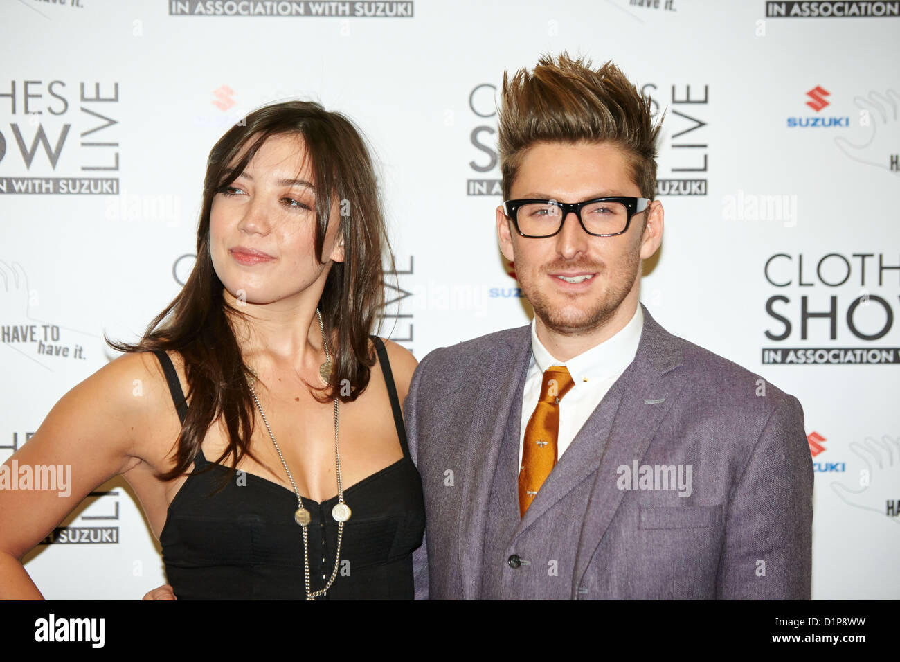 Model Daisy Lowe (links im Bild) und Designer Henry Holland (rechts im Bild) an der Kleidung zeigen Live 2012-Veranstaltung Stockfoto