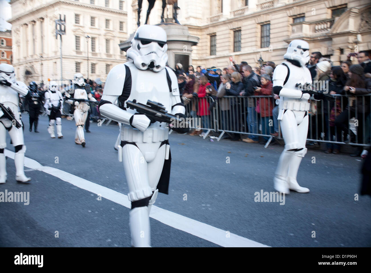 Helden für einen guten Zweck mit Star Wars-Charakteren in Londoner New Year es Day Parade 2013, am Dienstag, 1. Januar, Whitehall, Westminster, London, England, Vereinigtes Königreich Stockfoto