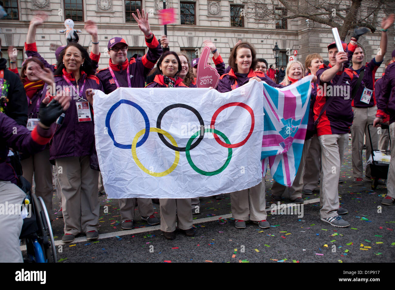 Olympischen Spiele 2012 Gamesmakers am Londoner New Year es Day Parade 2013, am Dienstag, 1. Januar, Westminster, London, England, Vereinigtes Königreich Stockfoto