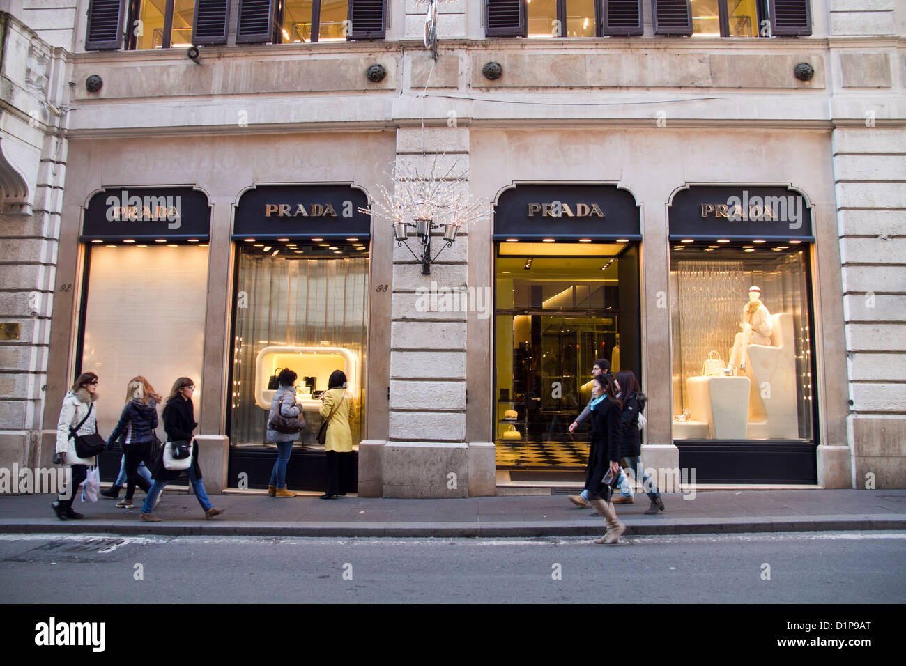 Prada Store shoppen Via Condotti Rom Italien shopping Stockfotografie -  Alamy