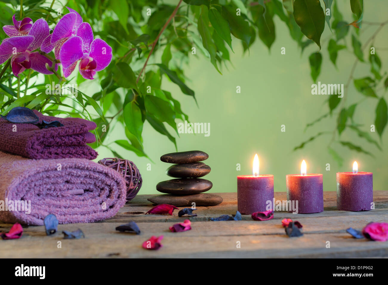 Spa-Stillleben mit Zen Steinen, Duftkerzen und Orchidee Stockfoto