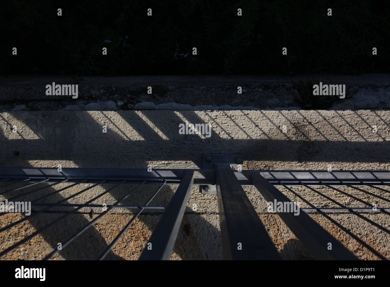 Schatten des Zauns mit geometrischen und parallelen Linien Stockfoto