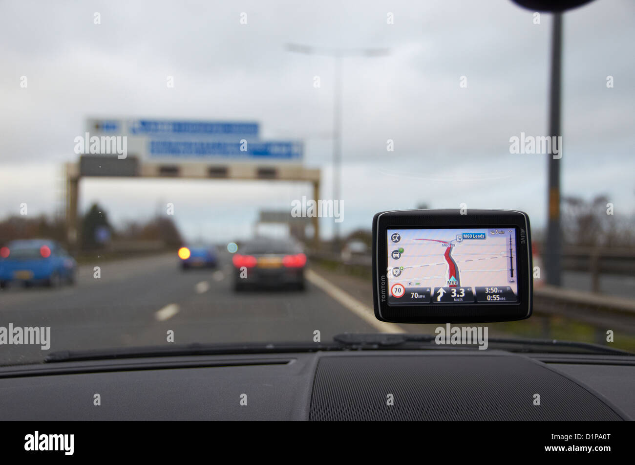 Sat Nav auf dem Bildschirm eines Fahrzeugs auf der Autobahn. Stockfoto