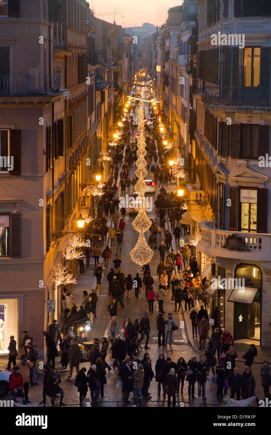 Via Condotti Rom Italien Weihnachten Dekorationen Lichter Menschenmenge in der Straße Stockfoto