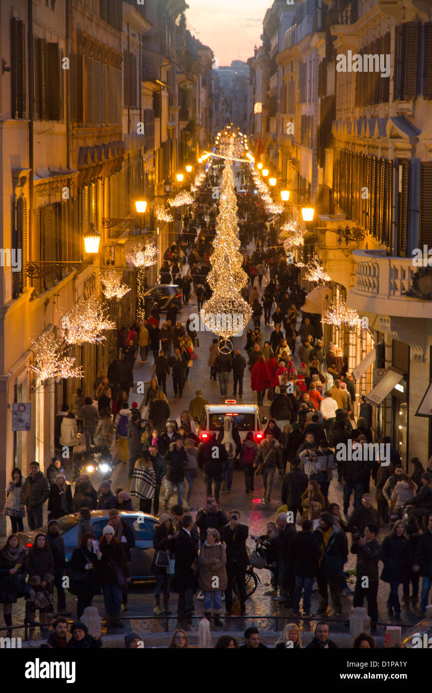Via Condotti Rom Italien Weihnachten Dekorationen Lichter Menschenmenge in der Straße Stockfoto