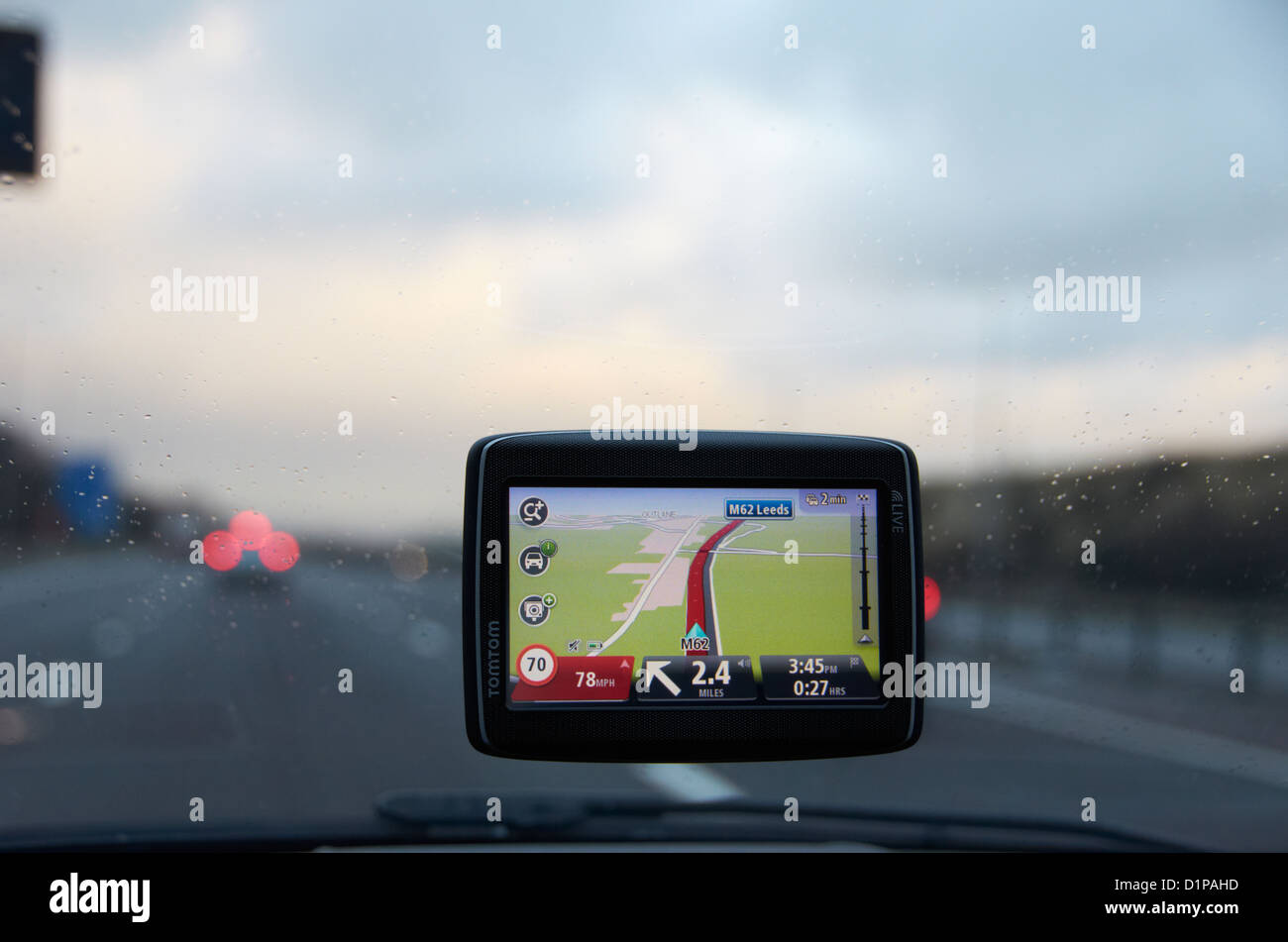 Sat Nav auf dem Bildschirm eines Fahrzeugs auf der Autobahn. Stockfoto