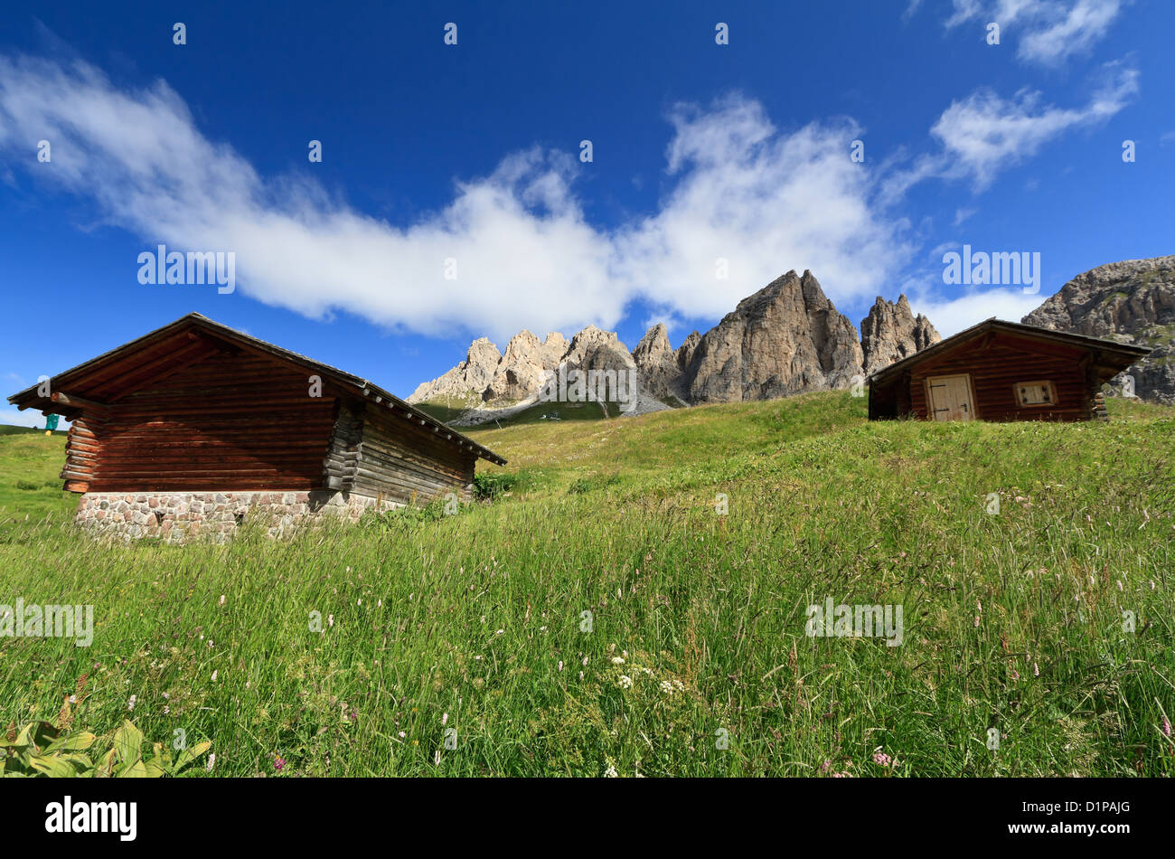Scheunen unter Cir Gruppe, Gardena pass, Trentino Alto Adige, Italien Stockfoto