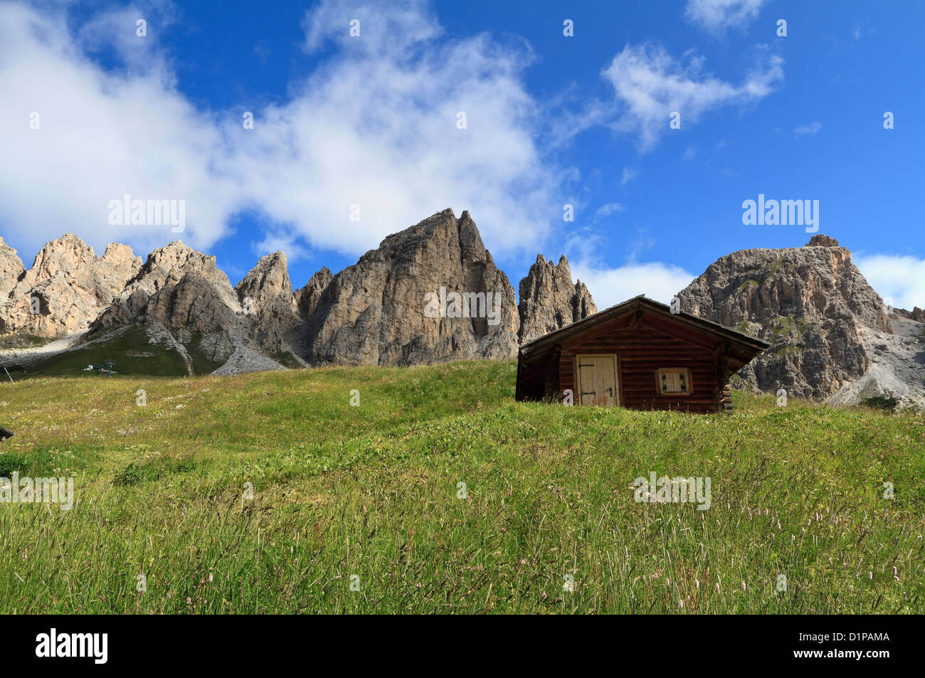 Scheunen unter Cir Gruppe, Gardena pass, Trentino Alto Adige, Italien Stockfoto