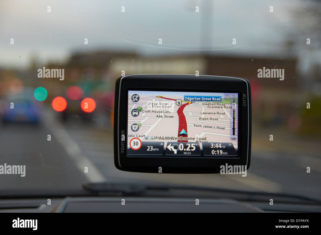 Sat Nav auf dem Bildschirm eines Fahrzeugs auf der Autobahn. Stockfoto