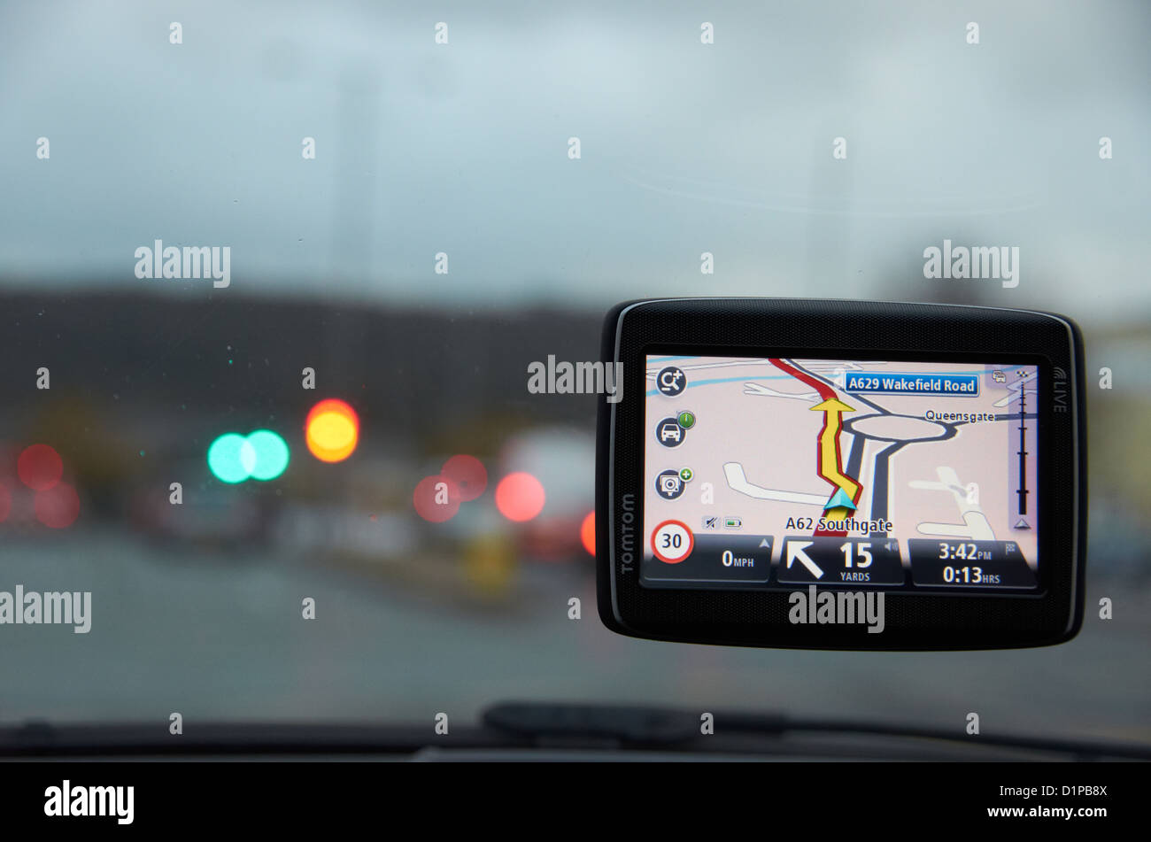 Sat Nav auf dem Bildschirm eines Fahrzeugs auf der Autobahn. Stockfoto