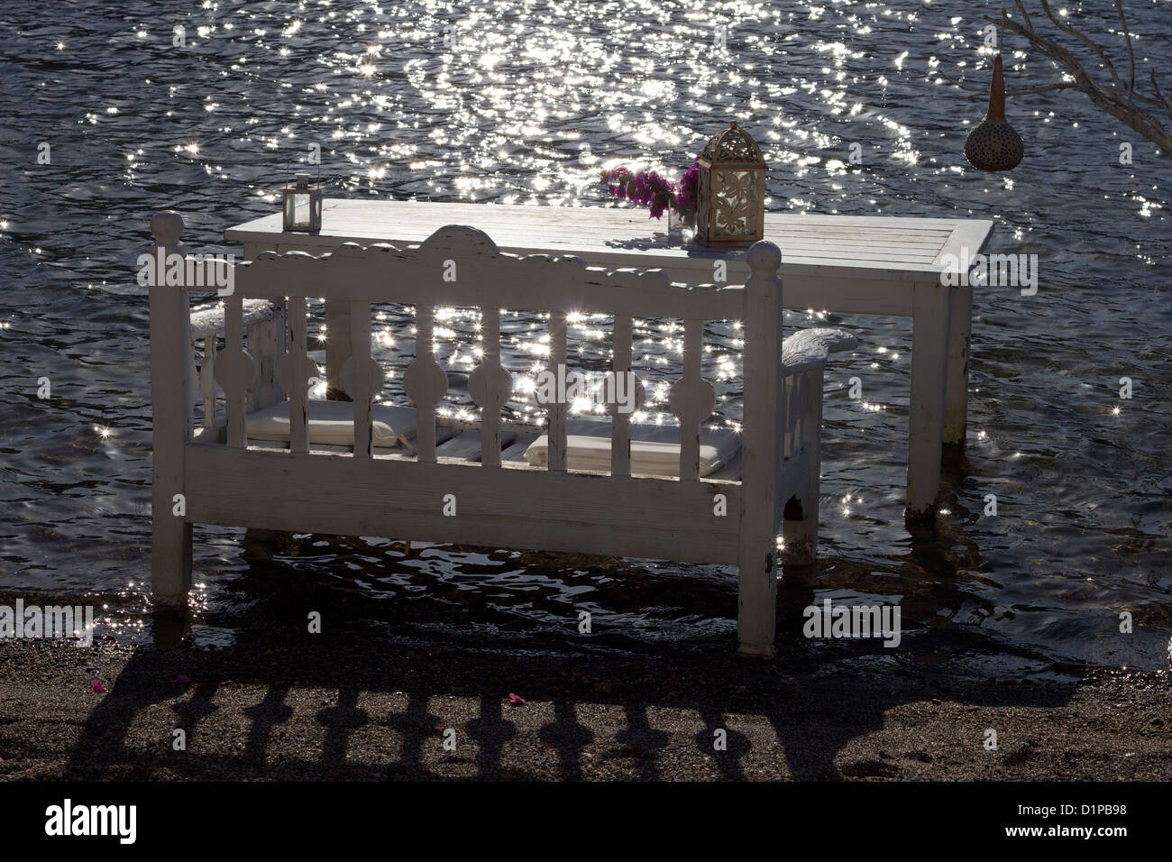 Esstisch in Wasser vor der Küste von Gumusluk Türkei in der Nähe von Bodrum Stockfoto