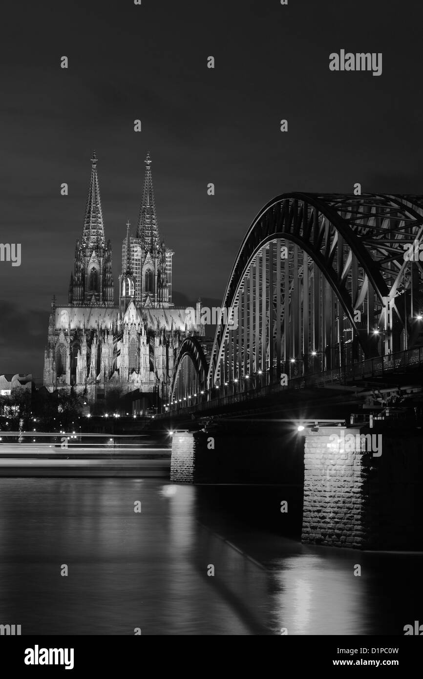 Landschaftsansicht der Kölner Innenstadt in der Nacht mit Kölner Dom und dem Rhein, North Rhine-Westphalia, Germany, Europa Stockfoto