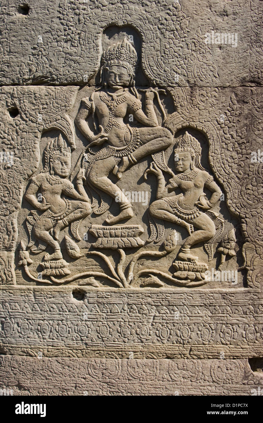 Apsara-Tänzerinnen Relief Kunst auf steinernen Pfeilern an der Bayon in Angkor Thom, Kambodscha Stockfoto