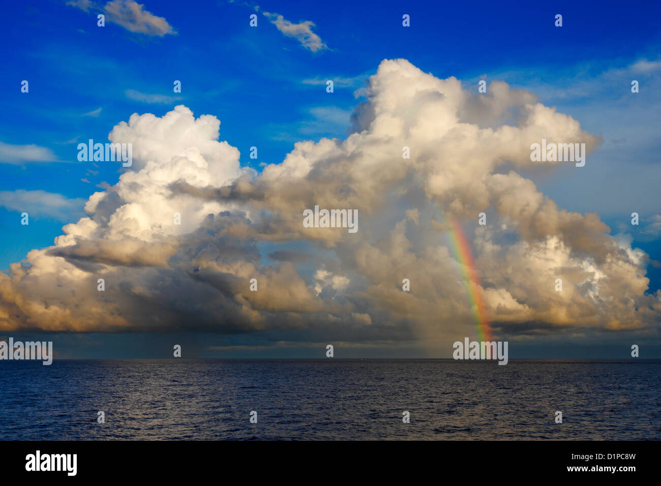 Regenbogen über Meer Stockfoto
