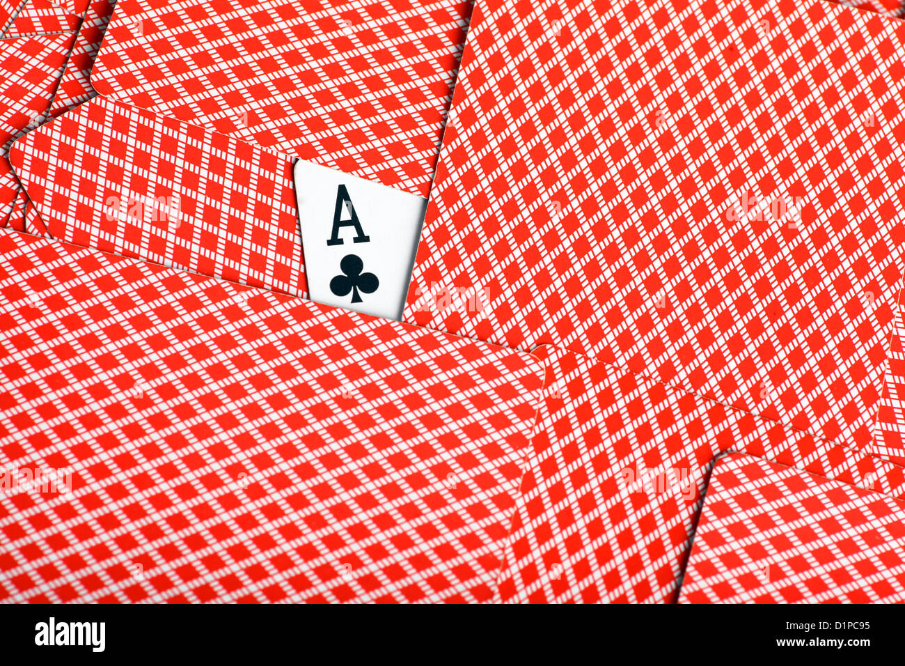 Ein Ass der Vereine Karte ist unter vielen verdeckten Pokerkarten gesehen. Stockfoto