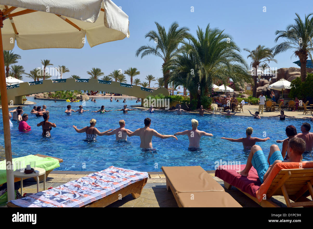 Halten Sie sich fit-Klasse, das Marriott Hotel Pool und Gärten, Taba Heights holiday Resort-Komplex am Sinai in Ägypten. Stockfoto