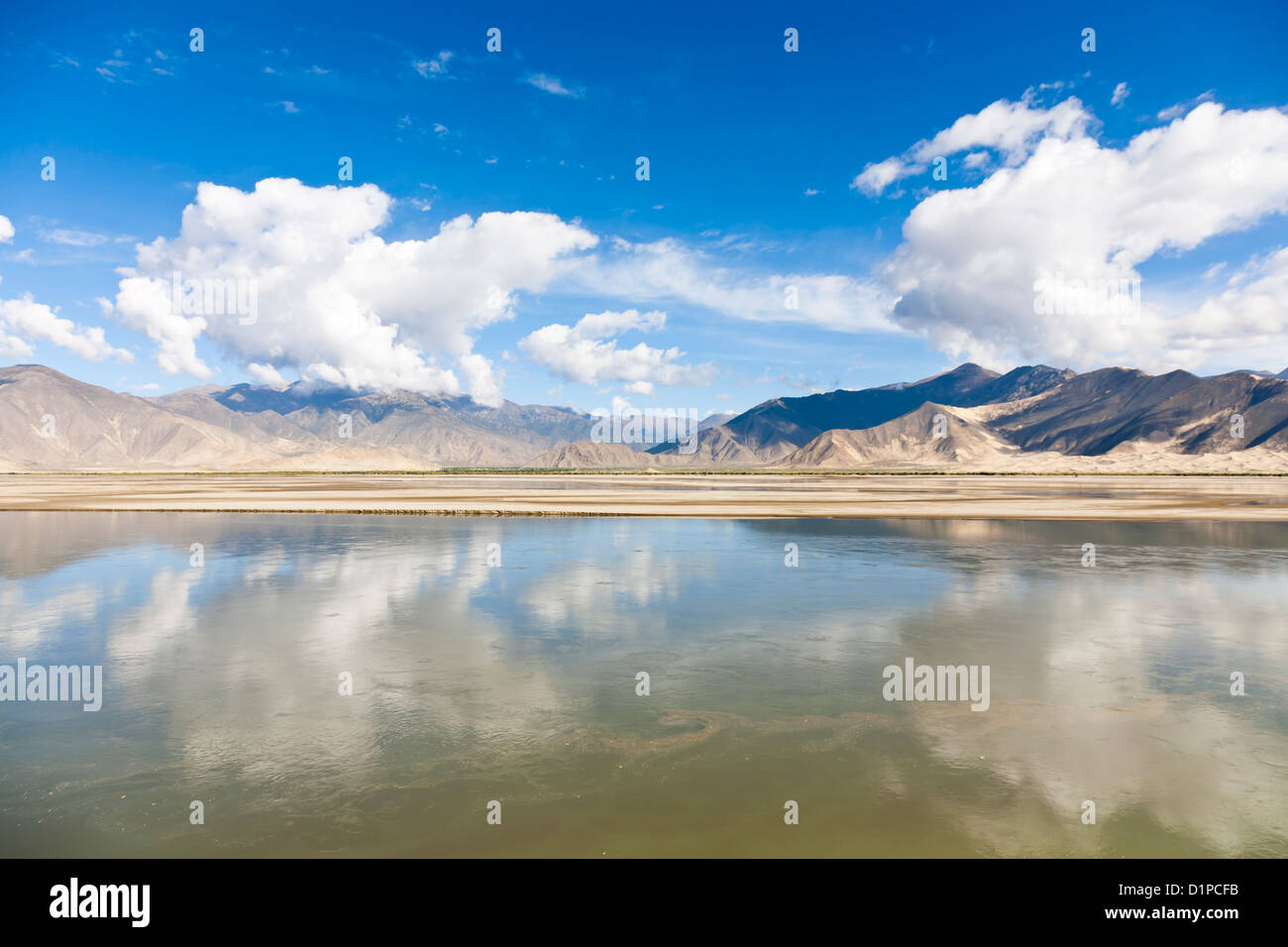 Landschaft des Yarlung Zangbo River flussaufwärts aus dem Süden Tibets Tal und Yarlung Zangbo Grand Canyon stammt Stockfoto