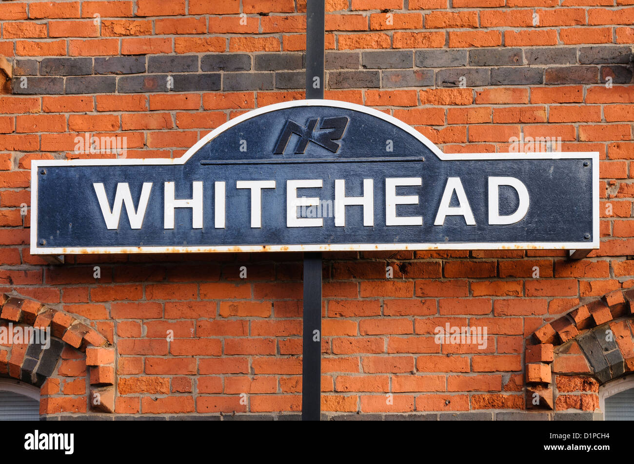 Schild am Whitehead Bahnhof Stockfoto