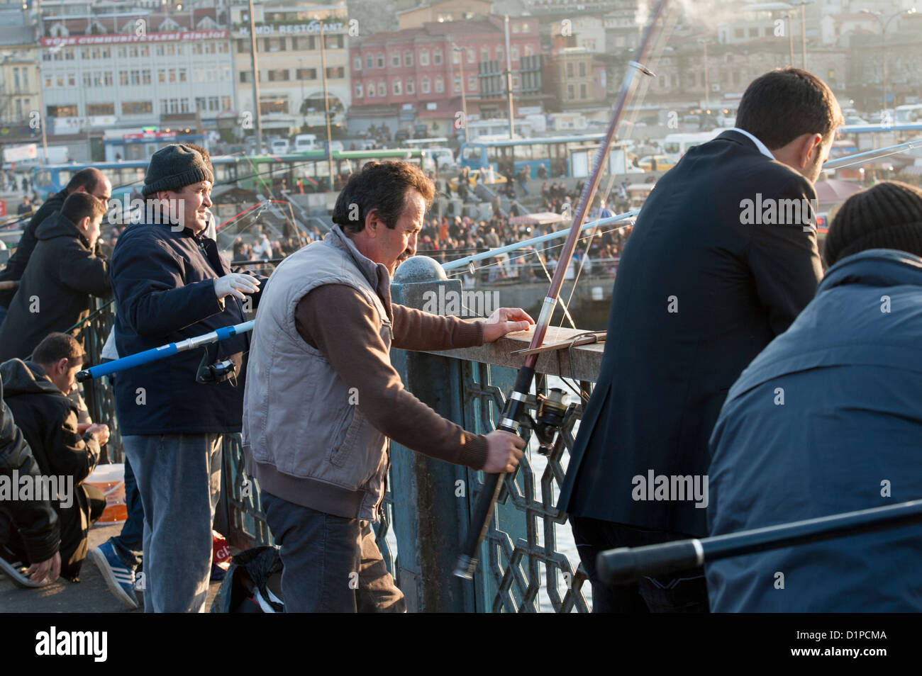 Touristen auf der Galata-Brücke und Angeln im Bosporus, Istanbul, Türkei Stockfoto