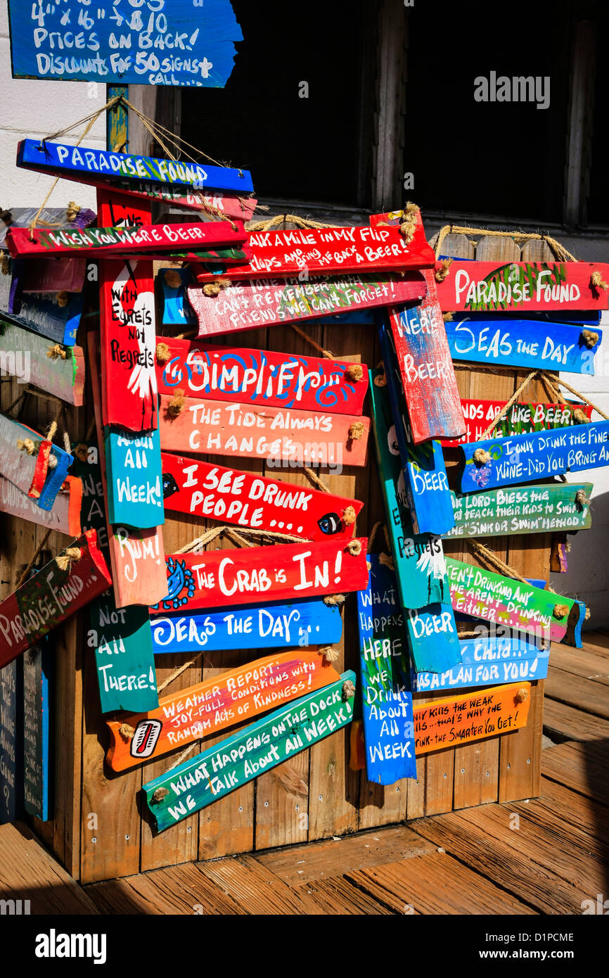 Bunte handgemalte Schilder in Cortez FL Stockfoto