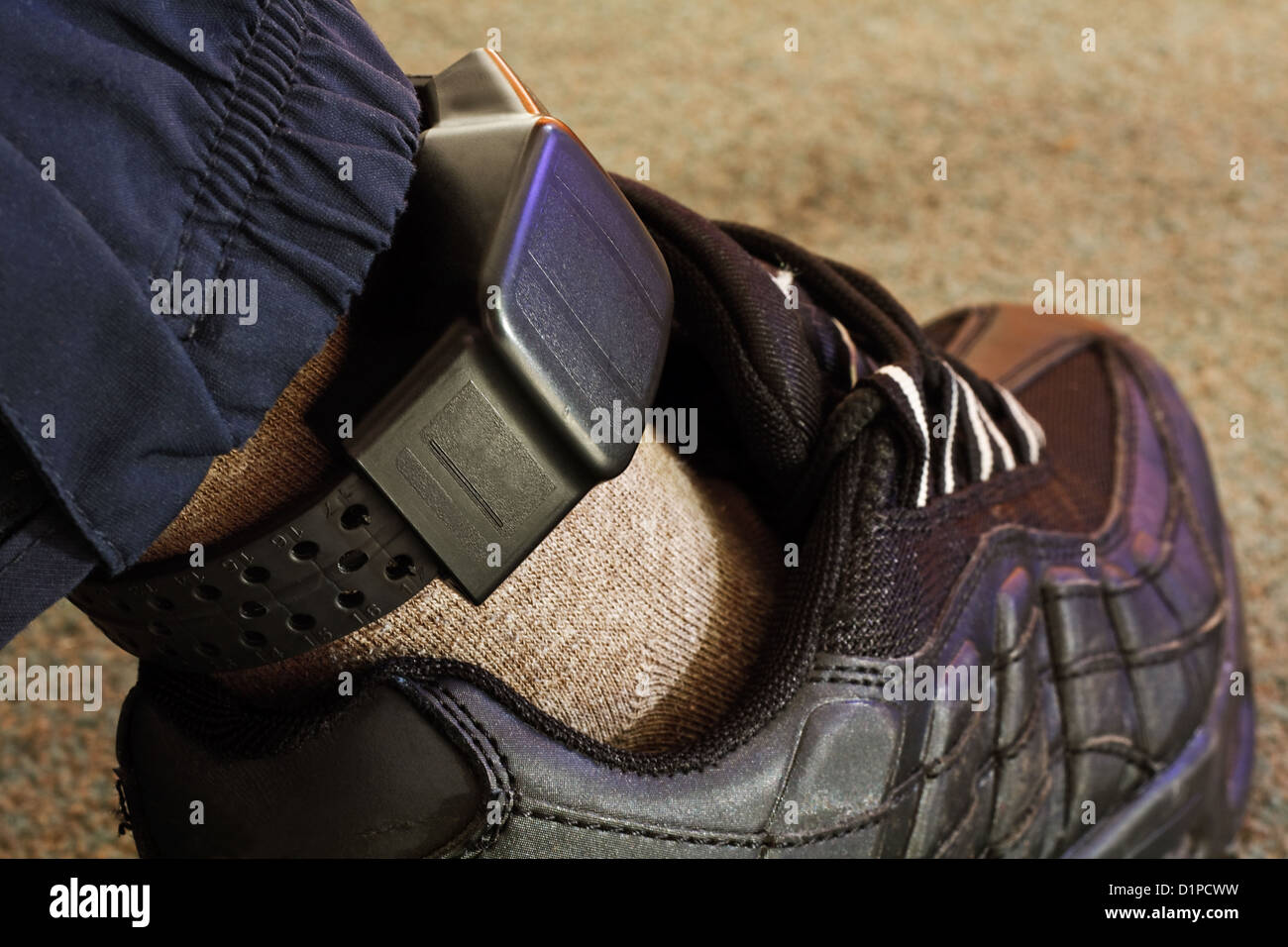 Elektronische Sicherheit tag auf einem tagged Verbrecher Stockfoto