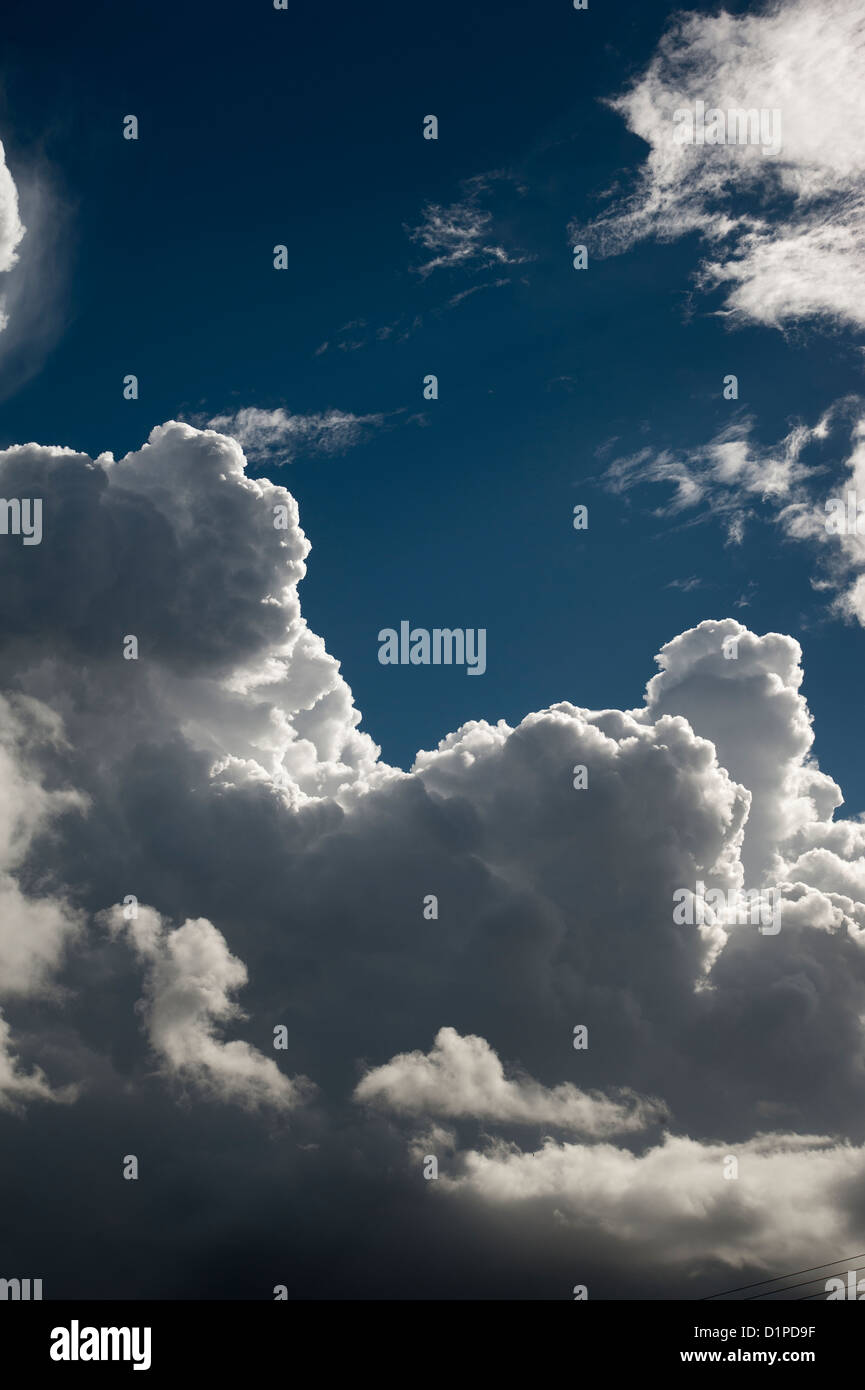 Wolkenbildung vor blauem Himmel Stockfoto