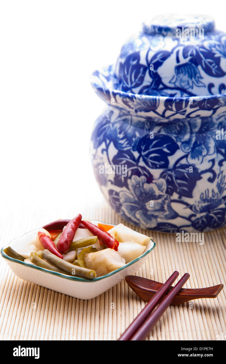 Asiatische eingelegtes Gemüse mit einem schönen blauen Blumen Glas Stockfoto