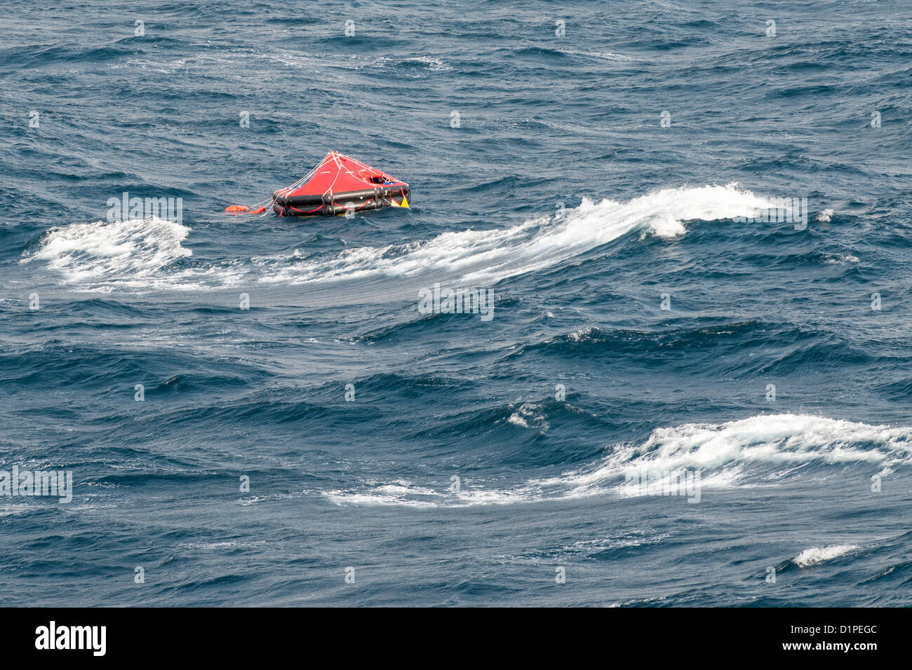 Aufblasbares Rettungsboot, aufgeblasene Rettungsinsel in der rauen See Stockfoto