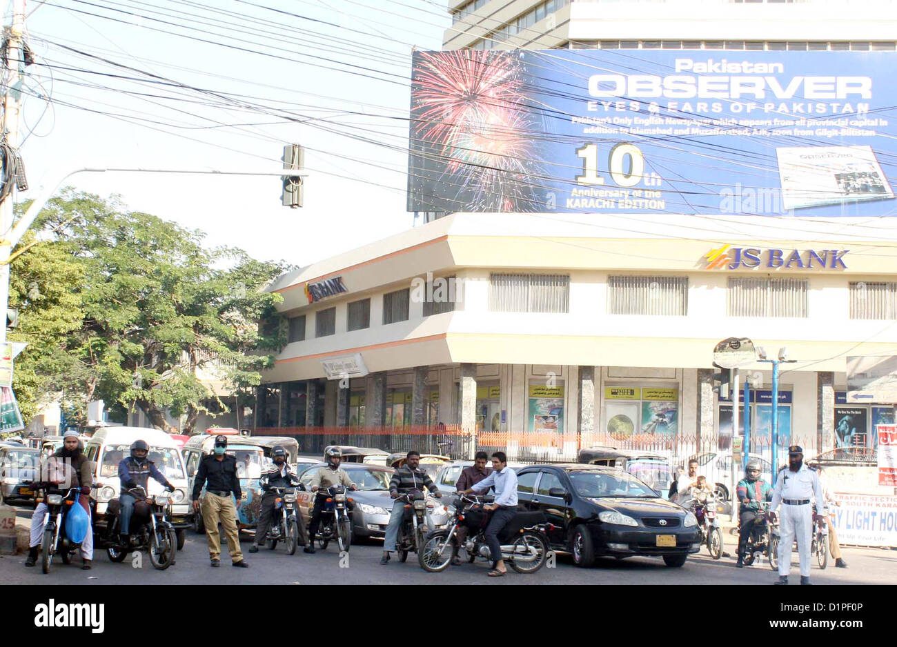 Azubi Verkehr Polizisten zusammen mit Verkehr Polizei amtlichen Verkehr während seiner Trainingseinheit in der Nähe von Shaheen Komplex in Karachi auf Mittwoch, 2. Januar 2013. Stockfoto