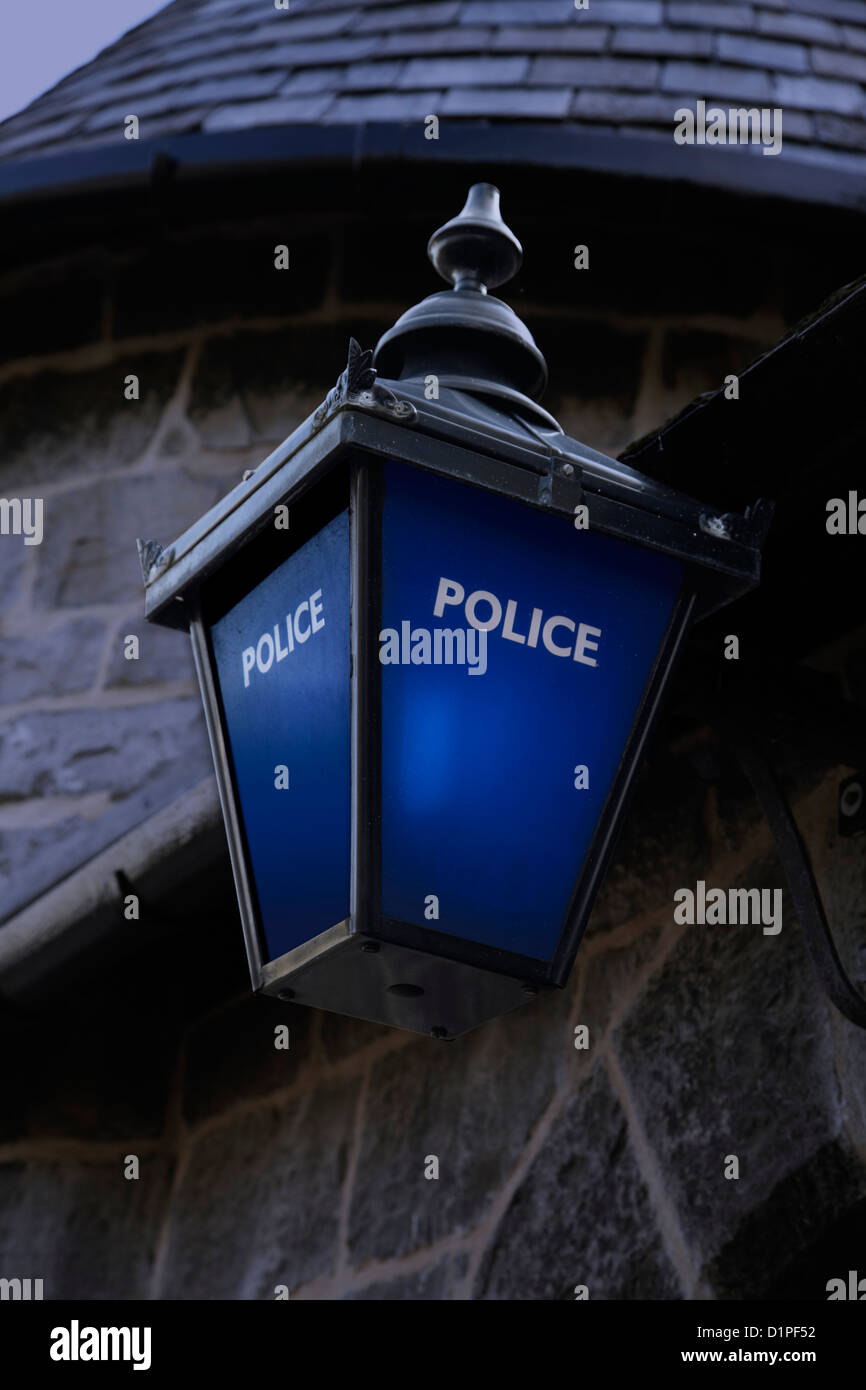 Polizei blaue Lampe leuchtet in der Nacht Stockfoto