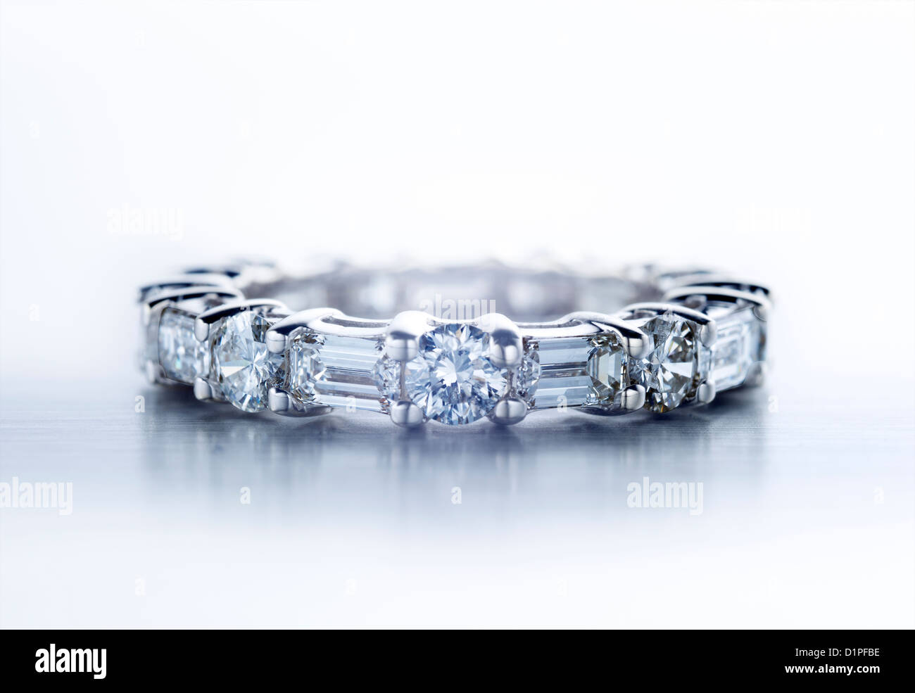 Diamantring mit runden und Baguette Diamanten geformt Stockfoto