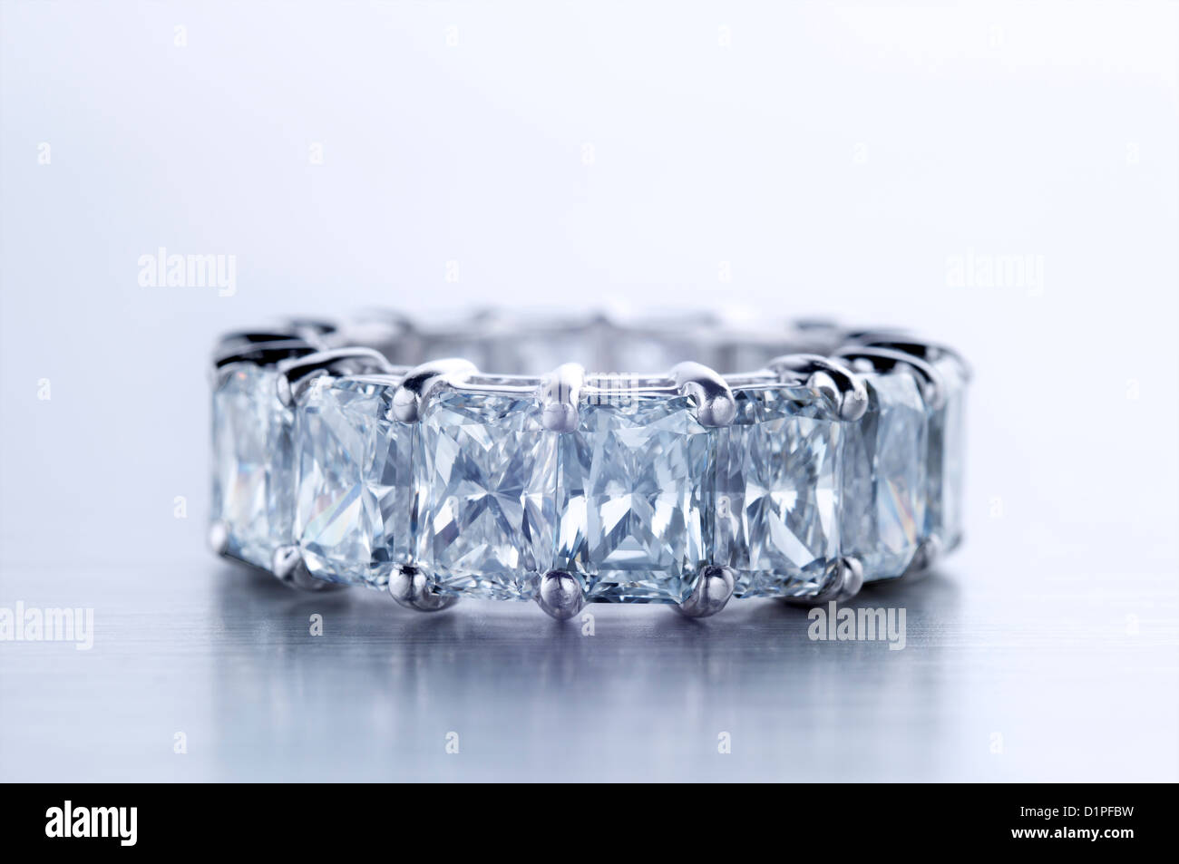 Diamond Ring mit Smaragd förmigen Diamanten Stockfoto