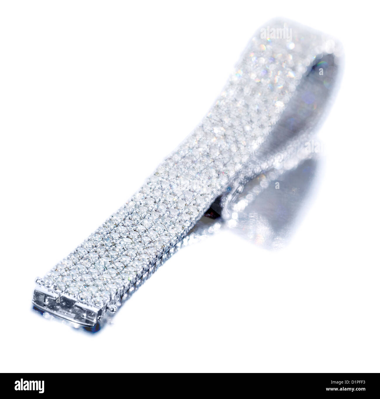 Diamant-Armband vor weißem Hintergrund Stockfoto