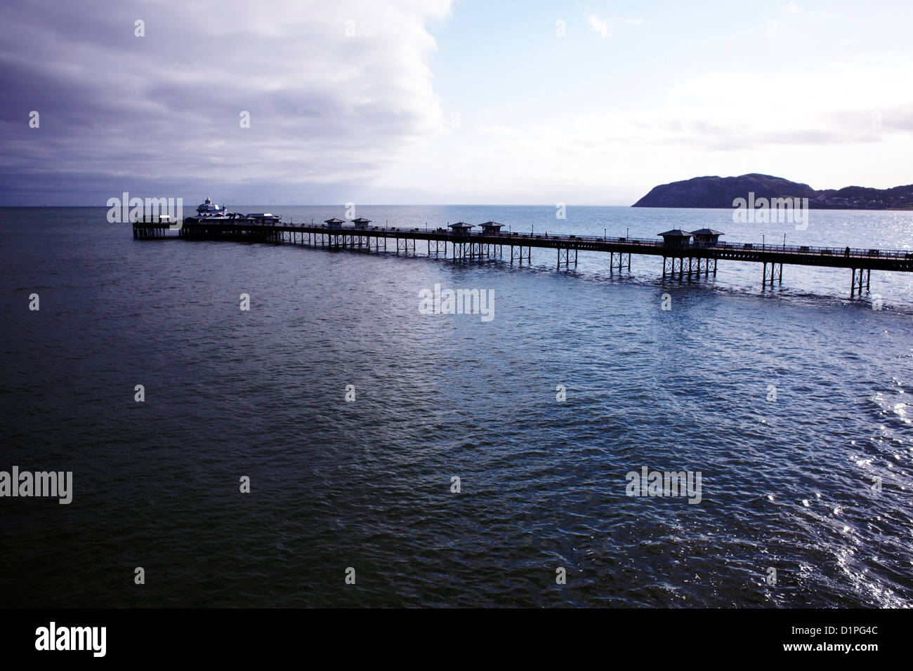 Llandudno Pier, Nordwales im halben Licht mit eingehenden Sturm Stockfoto