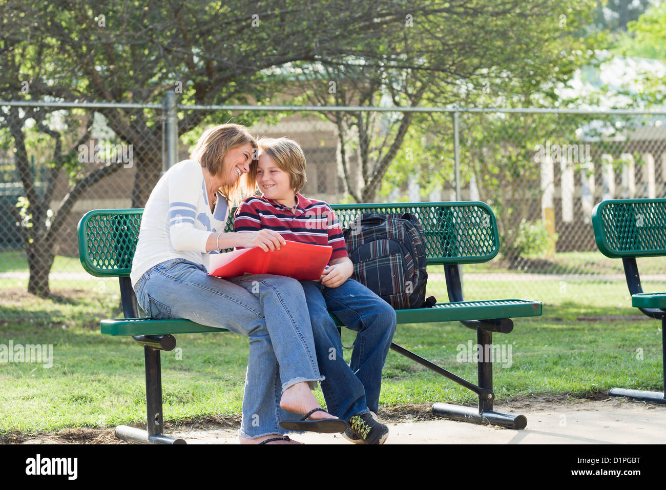 Kaukasische Mutter und Sohn, die Hausaufgaben zu betrachten Stockfoto