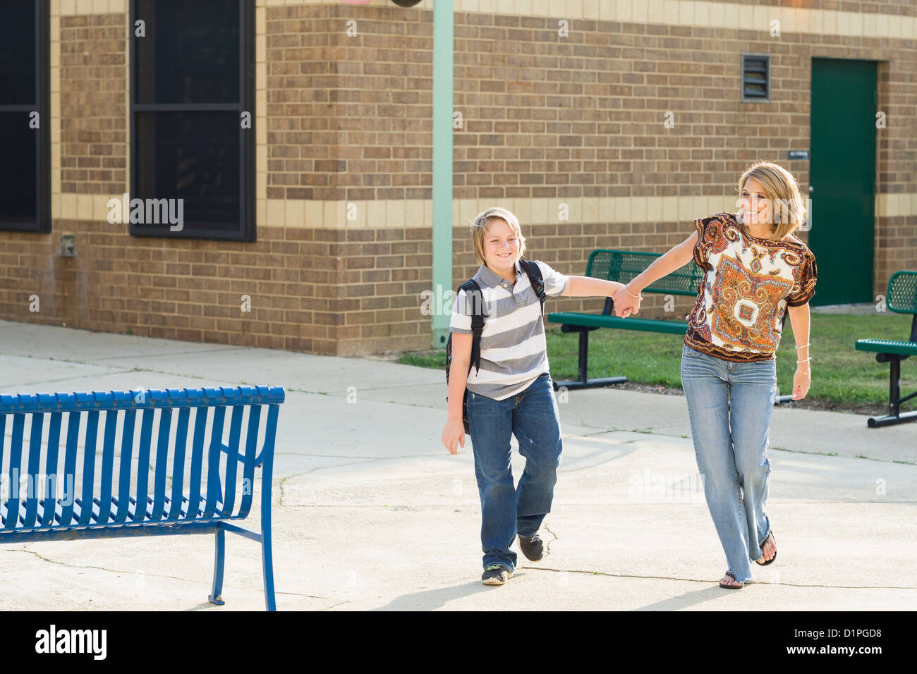 Kaukasische Mutter und Sohn zu Fuß und Hand in Hand Stockfoto