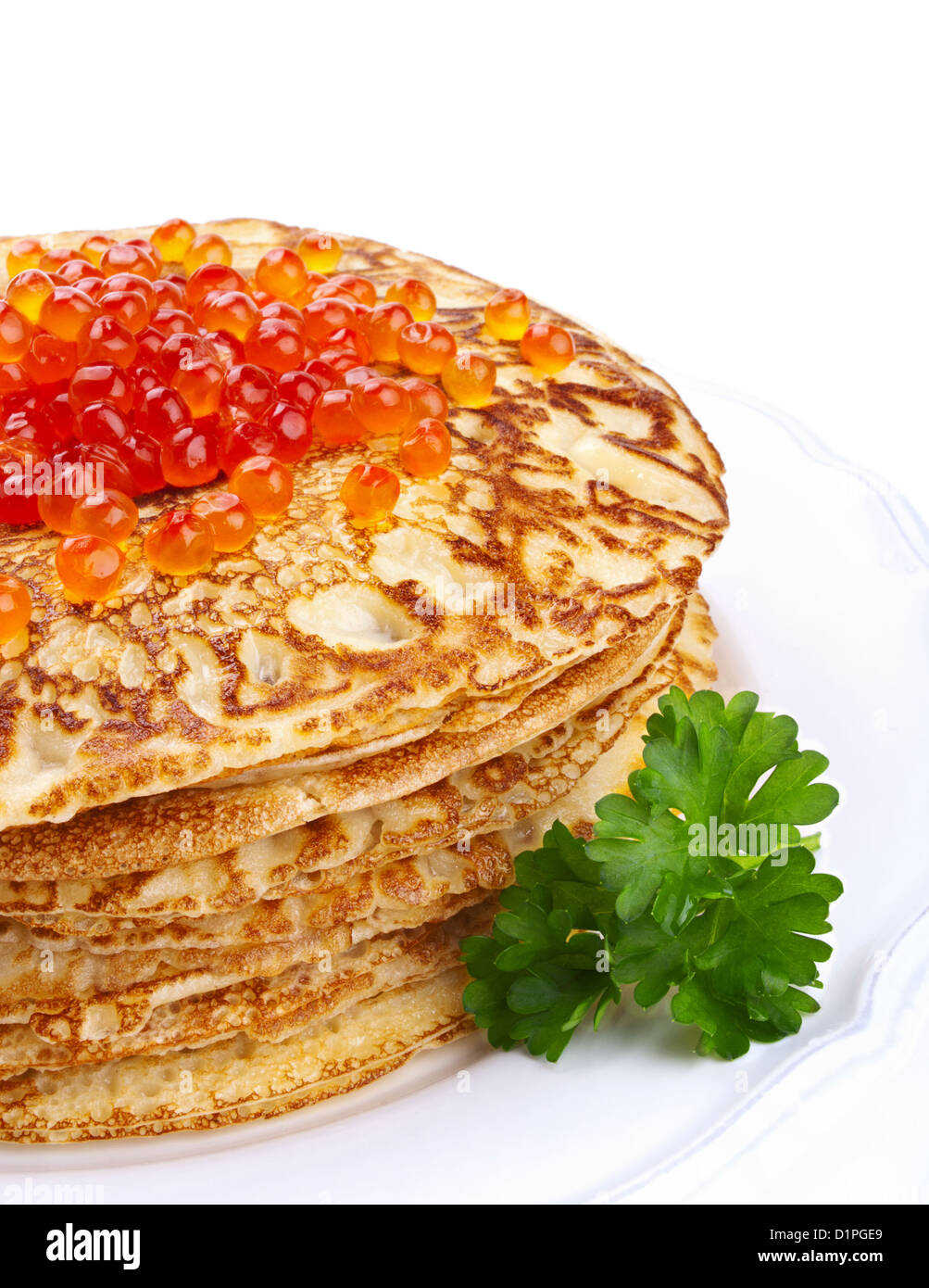Stapel von Pfannkuchen mit Lachs-Kaviar auf weißem Hintergrund Stockfoto