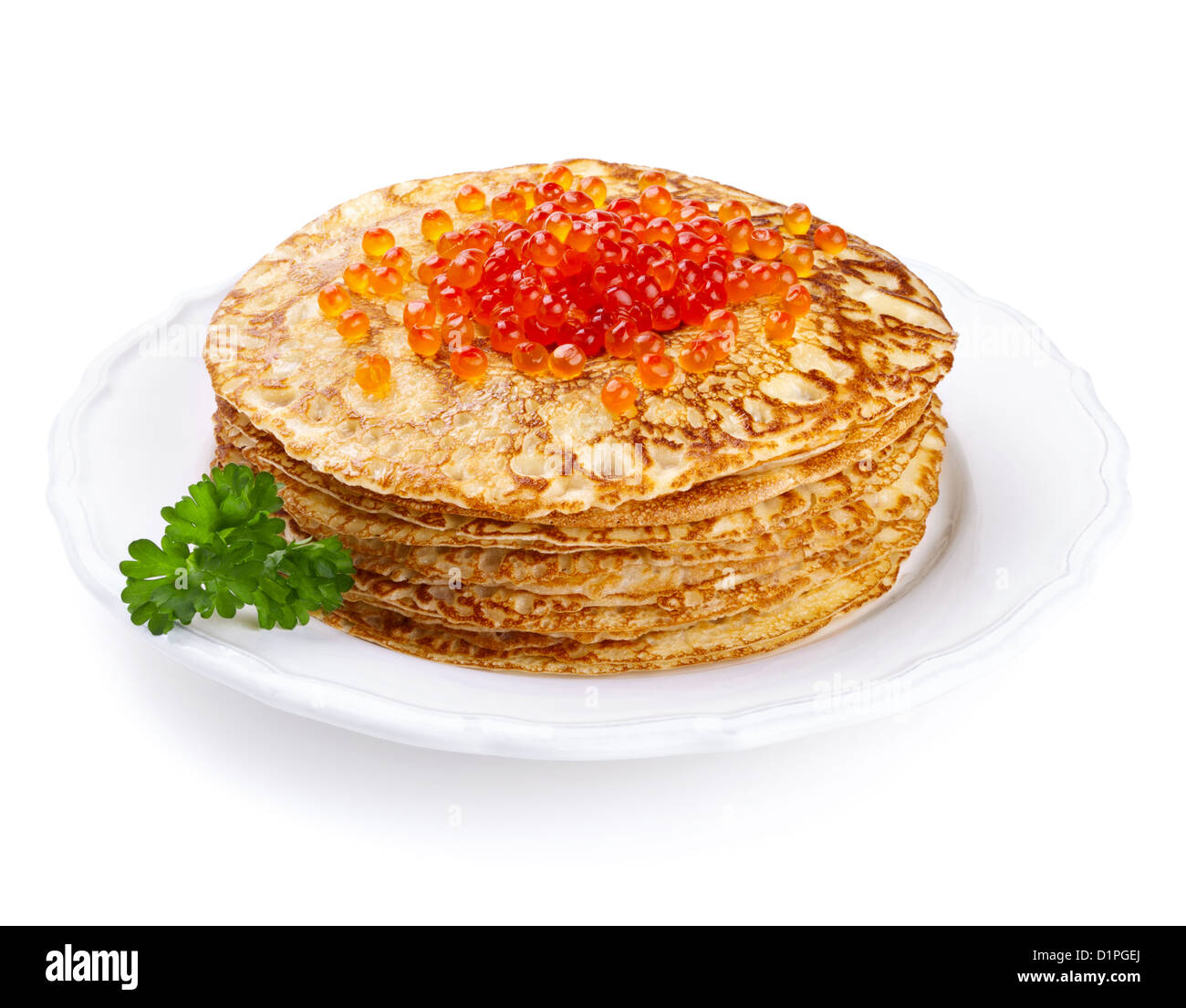 Stapel von Pfannkuchen mit Lachs-Kaviar auf weißem Hintergrund Stockfoto