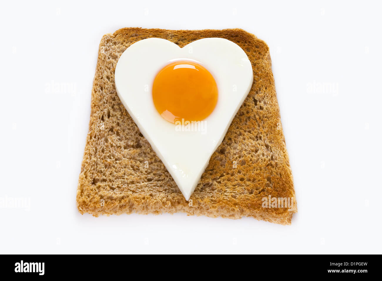 gekochtes Ei auf eine Scheibe Toast liebe Essen oder gesunde Ernährung Cholesterin Konzept veranschaulichen in Herzform Stockfoto