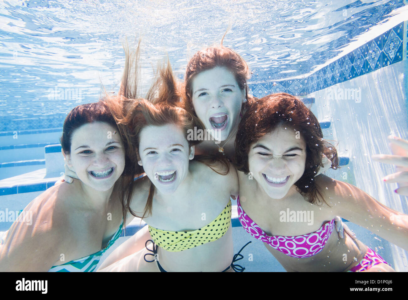 Lächelnd Kaukasischen Jugendliche Unter Wasser Im Schwimmbad Stockfotografie Alamy 